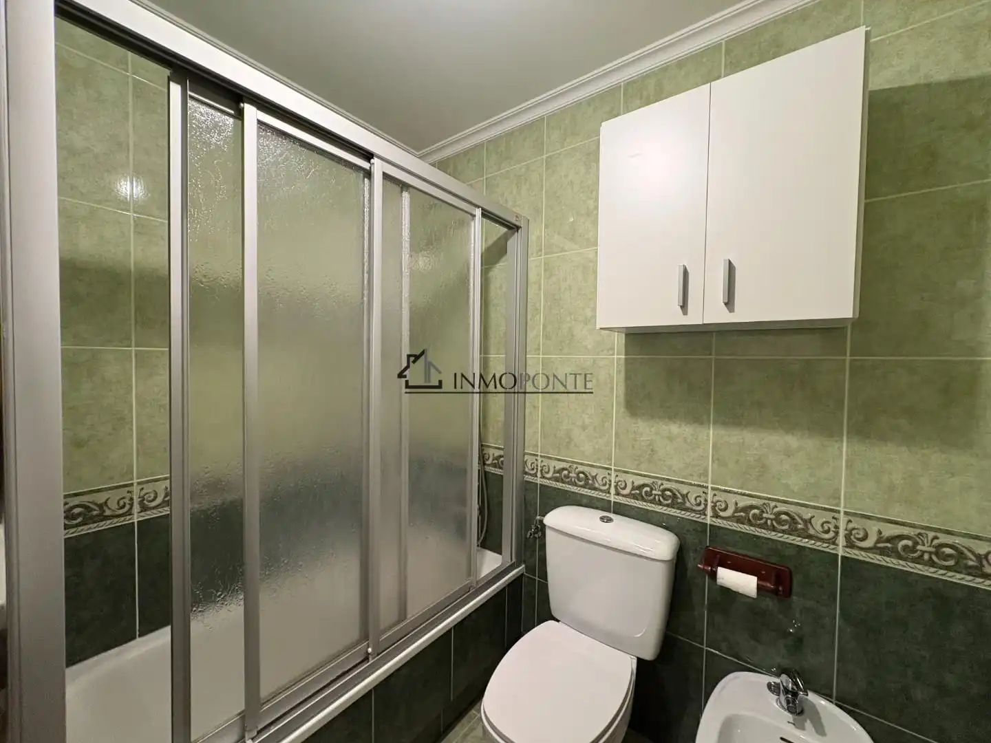 Baño de Piso de alquiler en Pontevedra Capital  con Calefacción y Trastero