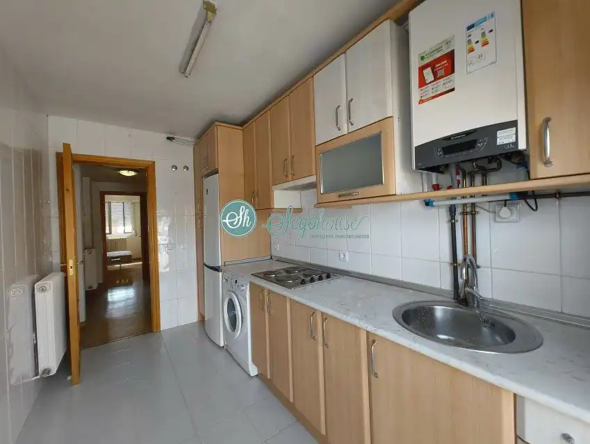 Cocina de Piso en venta en San Cristóbal de Segovia con Calefacción, Trastero y Balcón