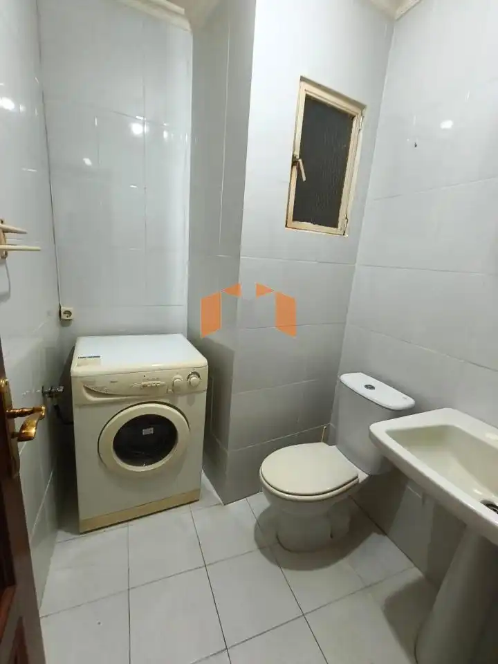 Bany de Pis en venda en Vigo  amb Calefacció, Parquet i Terrassa