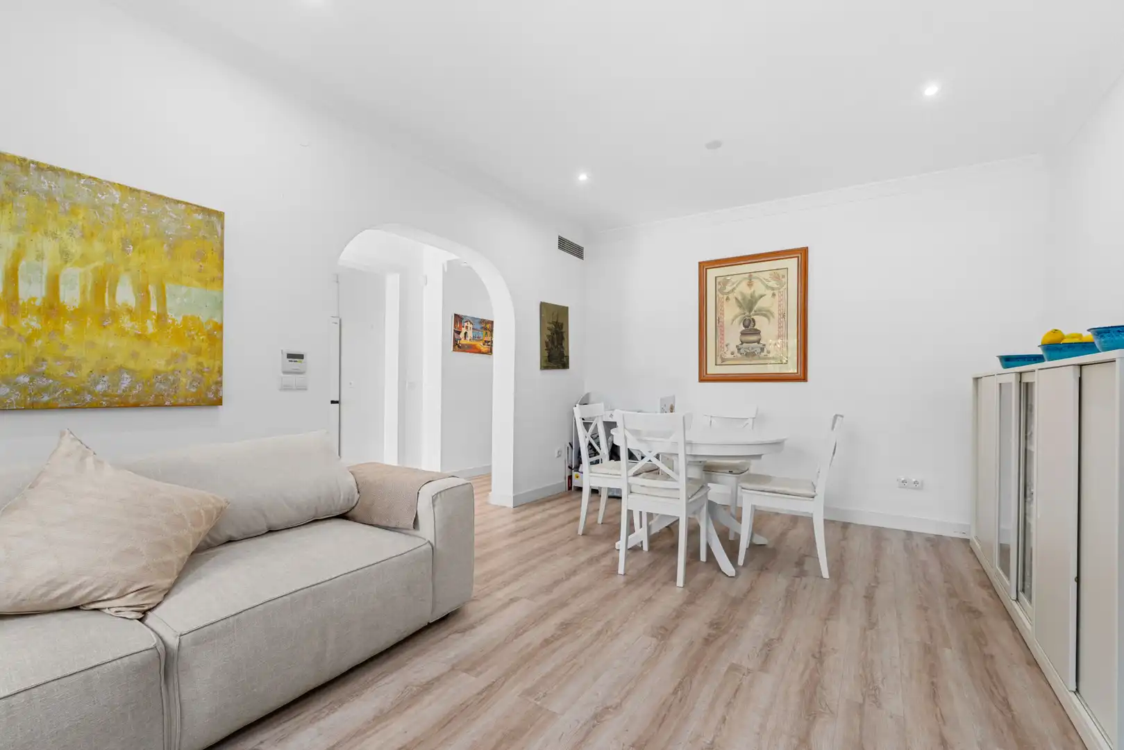 Sala d'estar de Casa adosada en venda en Marbella amb Aire condicionat, Terrassa i Piscina