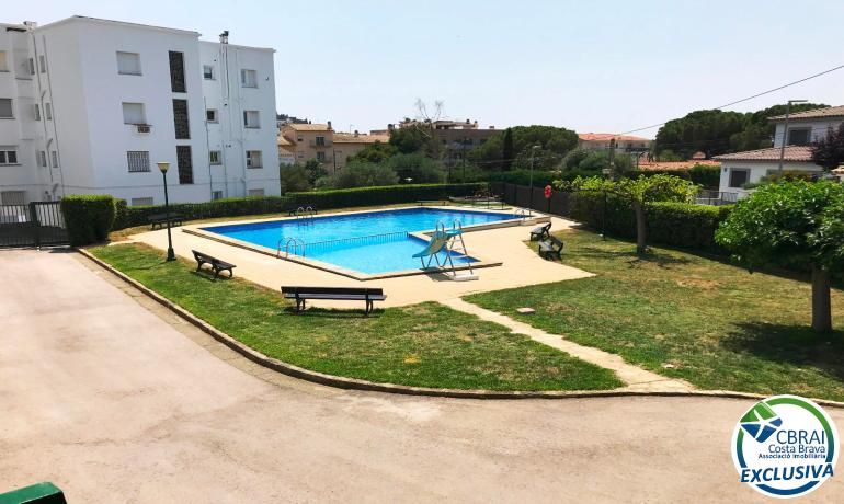Piscina de Pis en venda en Roses amb Jardí privat, Moblat i Piscina comunitària