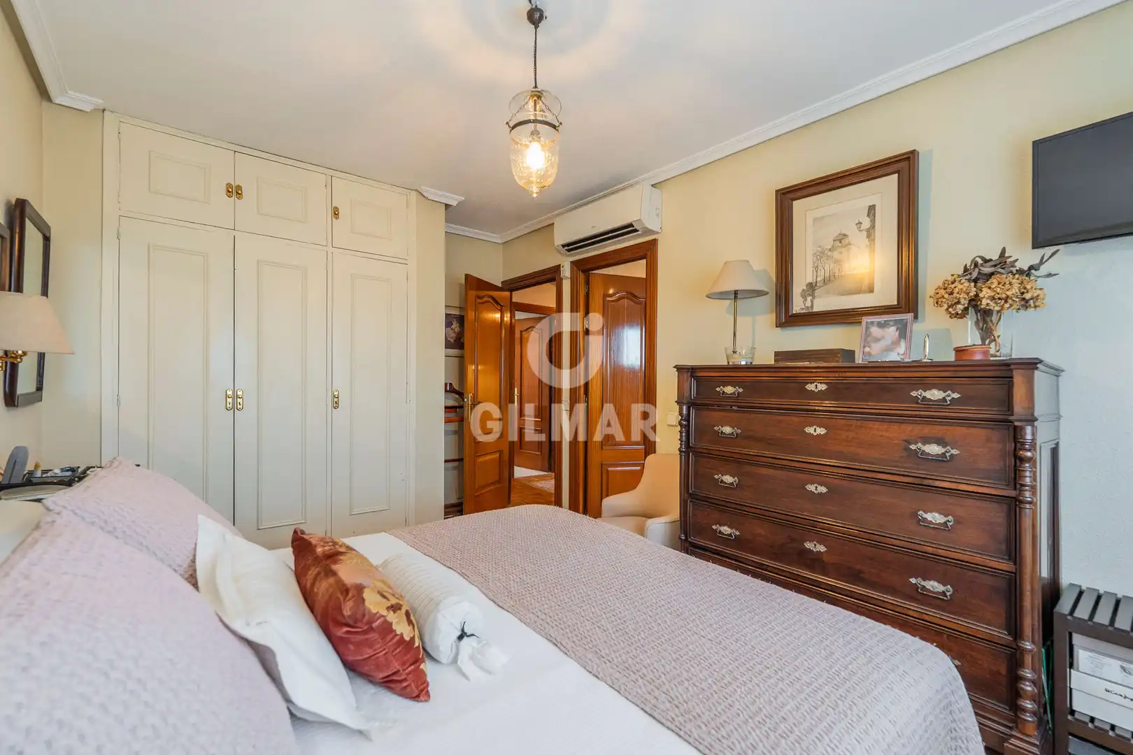 Bedroom of Detached homes for sale in Pozuelo de Alarcón  with Heating, Private garden and Swimming Pool