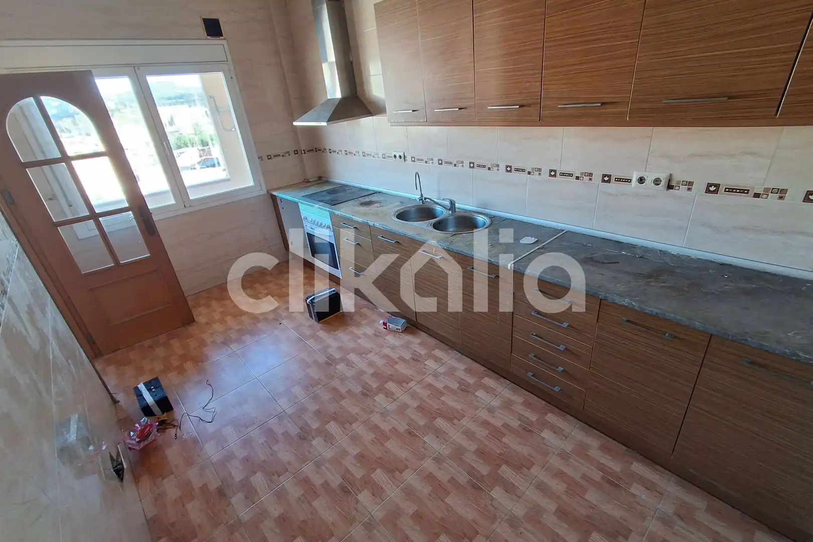 Küche von Einfamilien-Reihenhaus zum Verkauf in Sabadell mit Terrasse