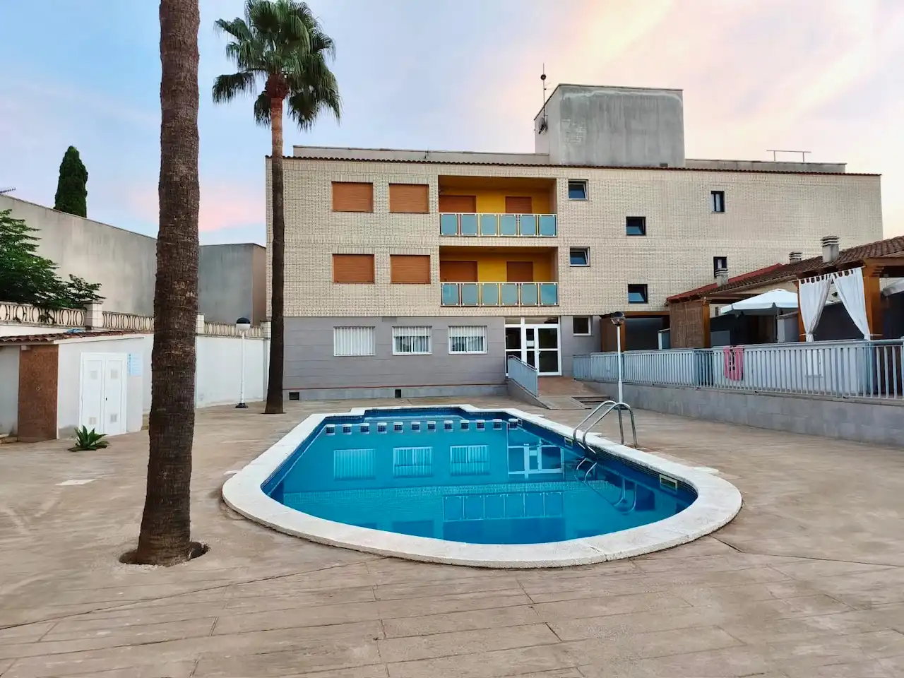 Piscina de Casa adosada de lloguer en Sant Jaume d'Enveja amb Aire condicionat, Terrassa i Moblat