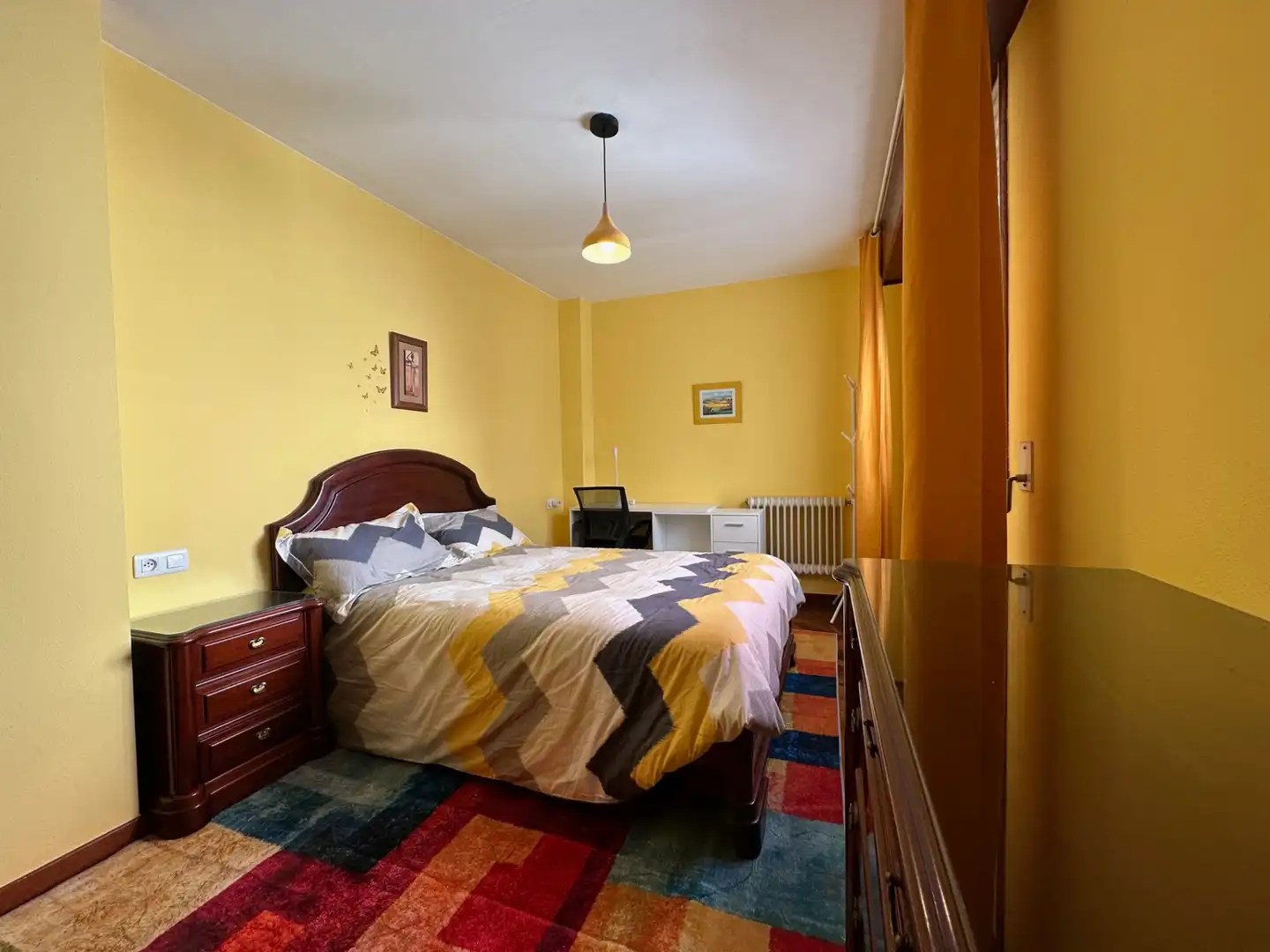 Bedroom of Flat for rent in Santiago de Compostela   with Heating, Parquet flooring and Furnished