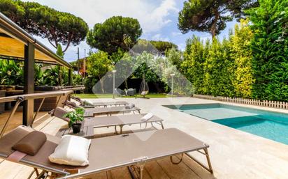 Jardí de Casa o xalet en venda en Castelldefels amb Aire condicionat, Terrassa i Piscina