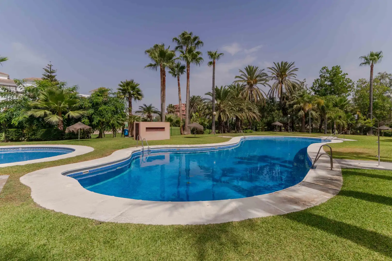 Piscina de Casa o xalet en venda en Motril amb Aire condicionat, Calefacció i Jardí privat