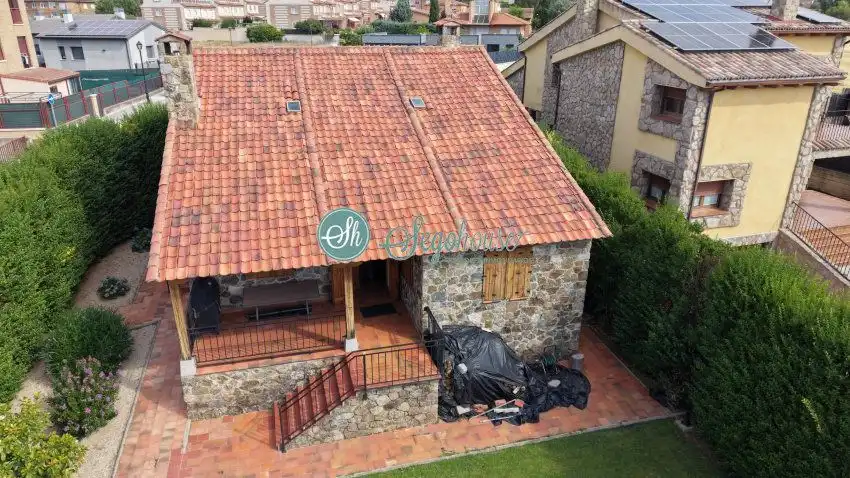 Vista exterior de Casa o chalet en venta en Palazuelos de Eresma con Calefacción, Terraza y Amueblado