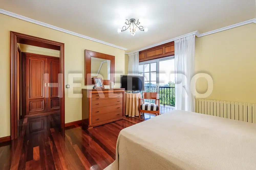 Habitación de Casa o chalet en venta en Vigo  con Calefacción, Jardín privado y Terraza