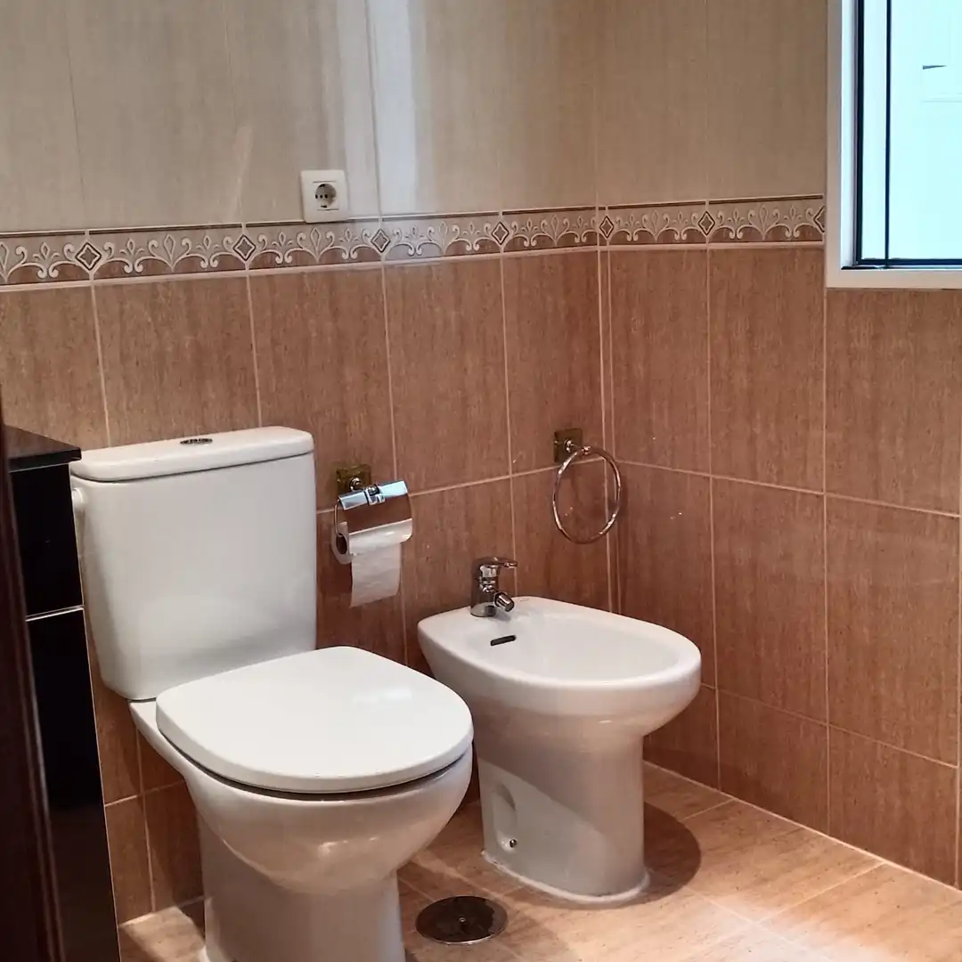 Badezimmer von Wohnung zur Miete in Churriana de la Vega mit Möbliert, Ofen und Waschmaschine