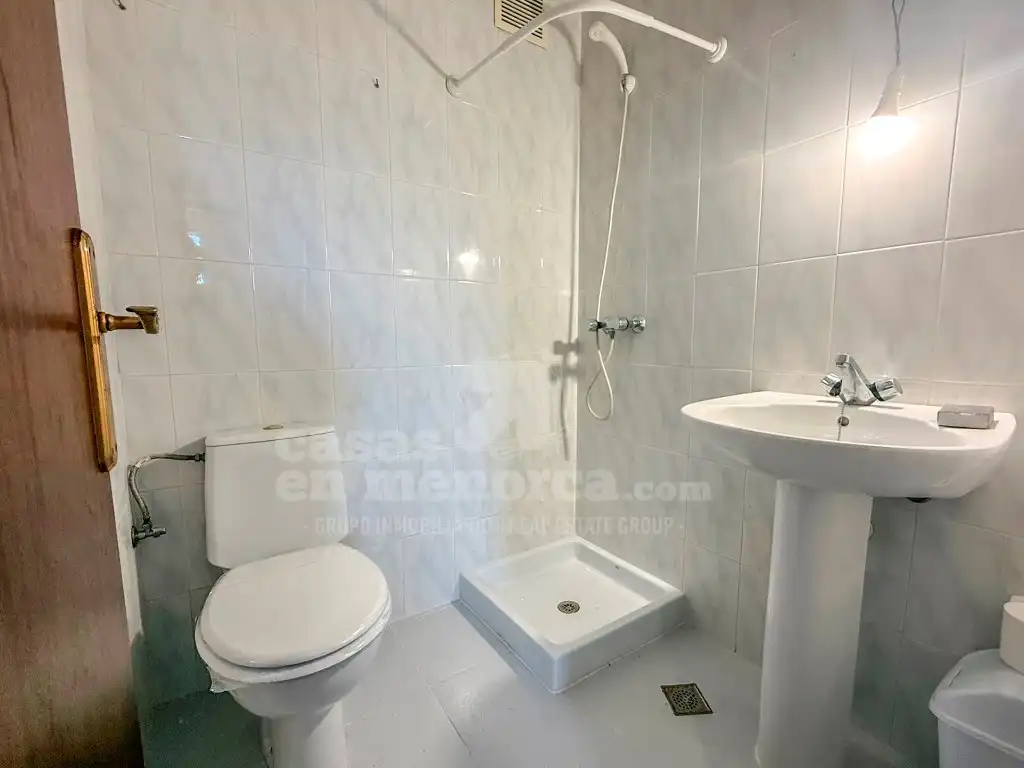 Badezimmer von Wohnung zum Verkauf in Es Castell mit Terrasse