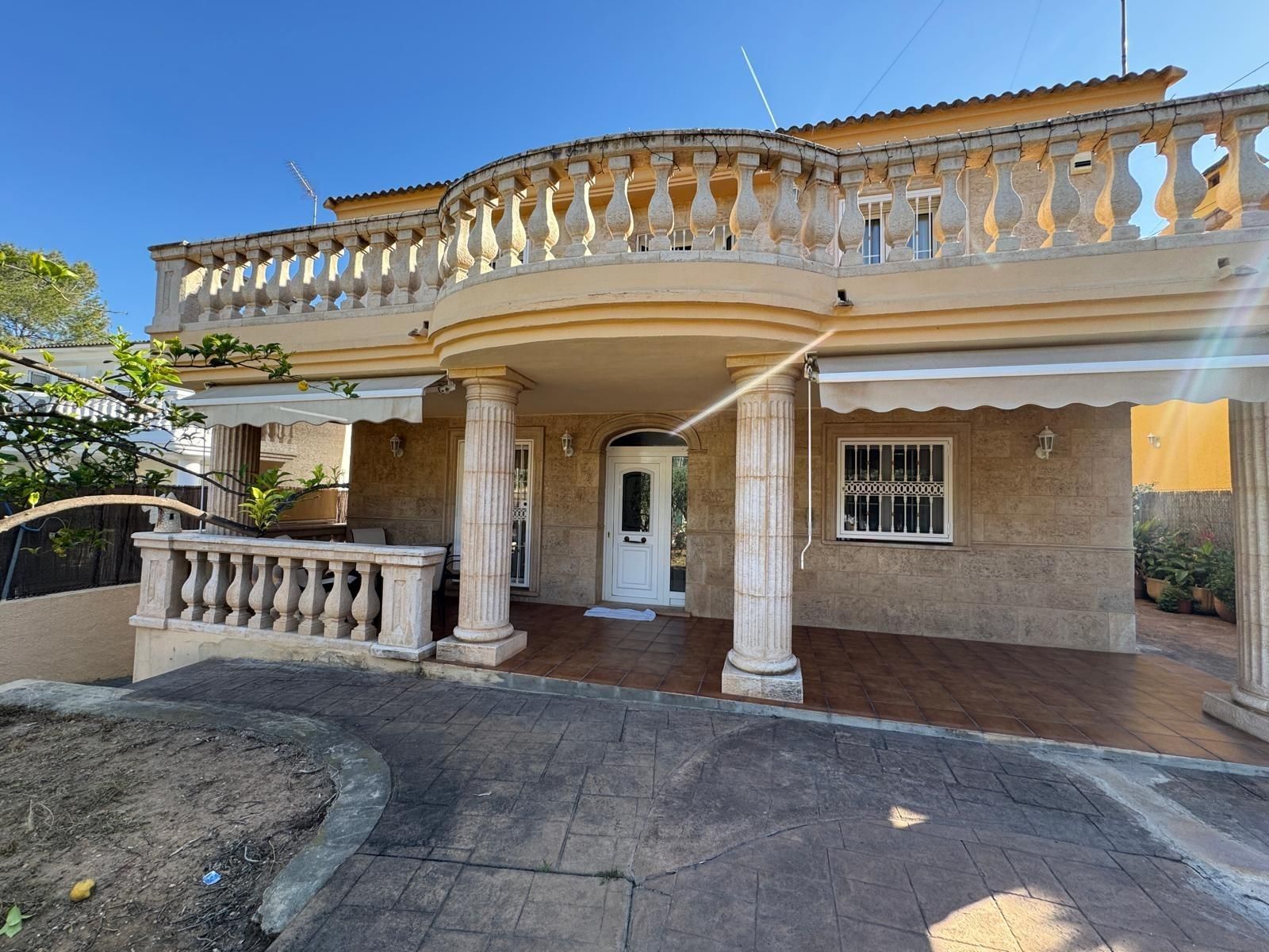 Vista exterior de Casa o xalet en venda en Paterna amb Aire condicionat, Calefacció i Jardí privat