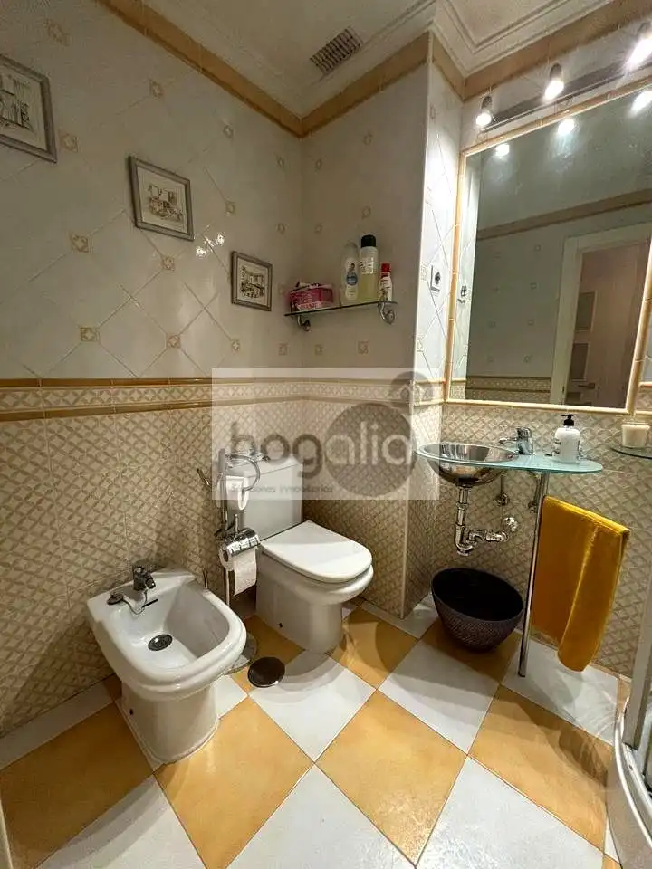 Badezimmer von Wohnung zum Verkauf in Sevilla mit Klimaanlage, Terrasse und Gemeinschaftspool