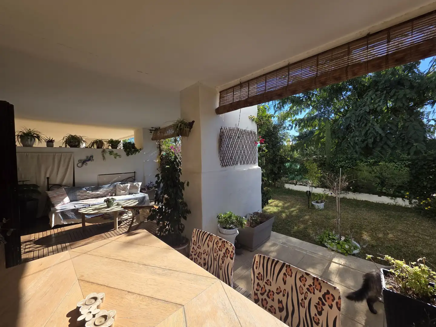 Terrasse von Erdgeschoss zum Verkauf in La Alcaidesa mit Klimaanlage, Privatgarten und Terrasse
