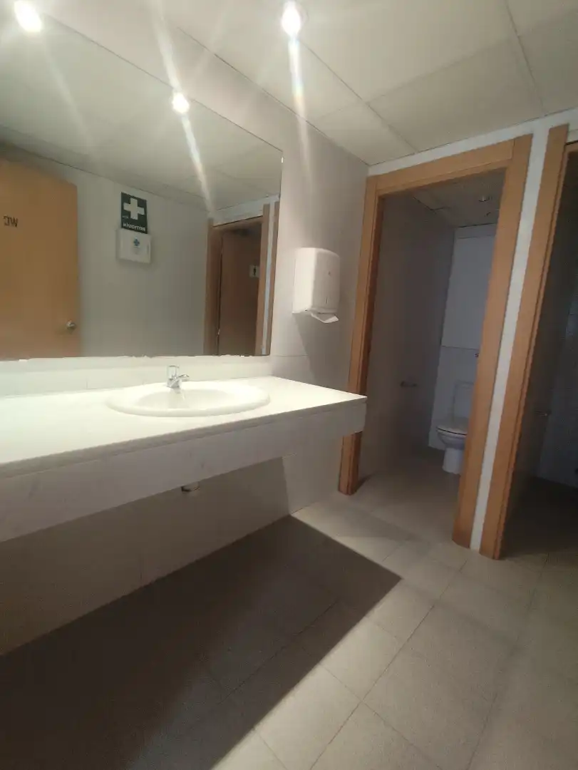 Badezimmer von Büro zur Miete in Sant Joan Despí mit Klimaanlage