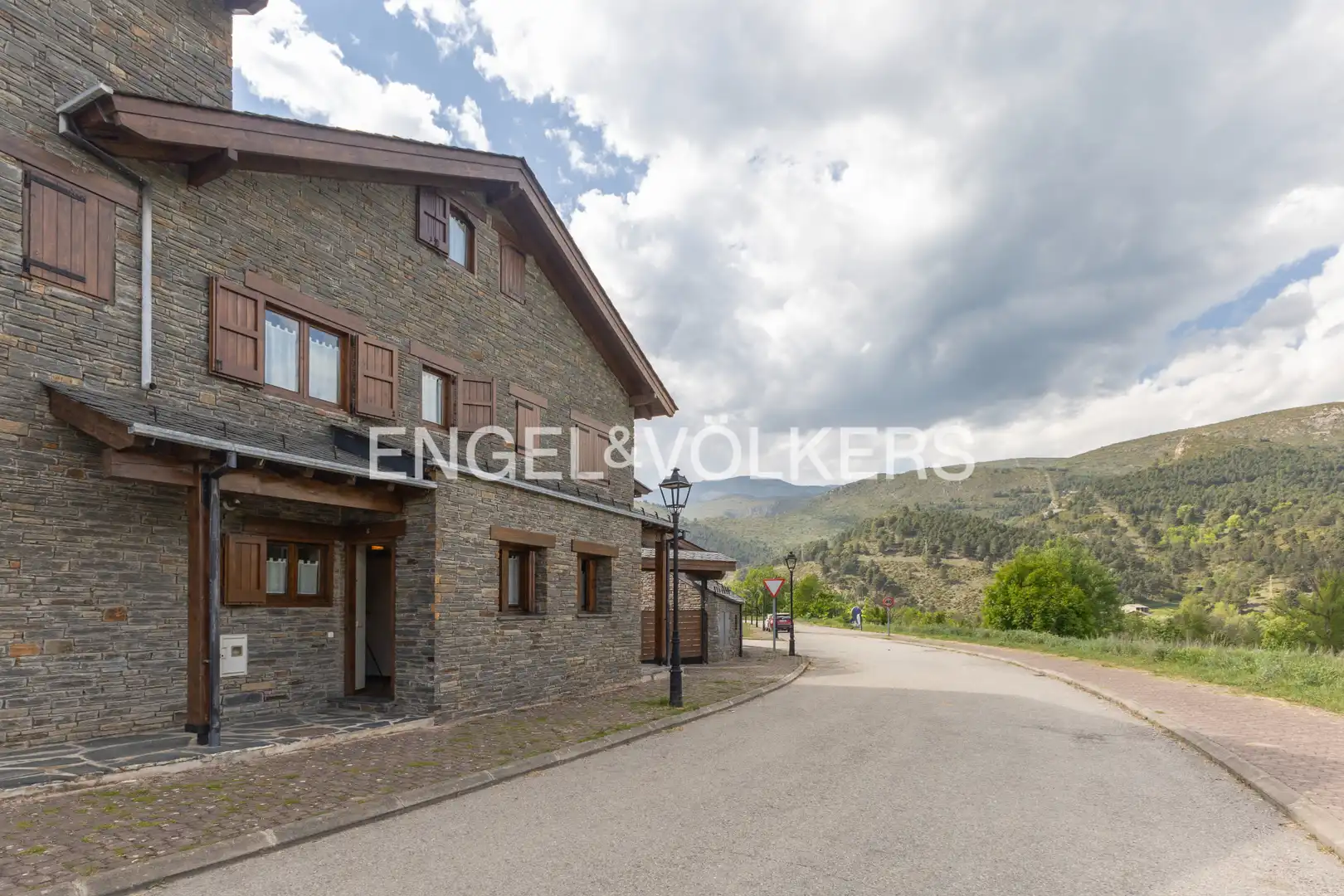 Vista exterior de Casa adosada en venda en Bellver de Cerdanya amb Calefacció, Parquet i Terrassa