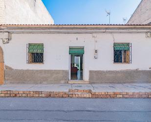 Vista exterior de Casa o xalet en venda en Las Gabias amb Jardí privat i Traster