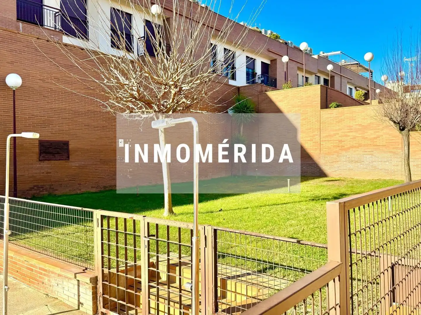 Vista exterior de Casa adosada en venta en Mérida con Aire acondicionado, Calefacción y Jardín privado