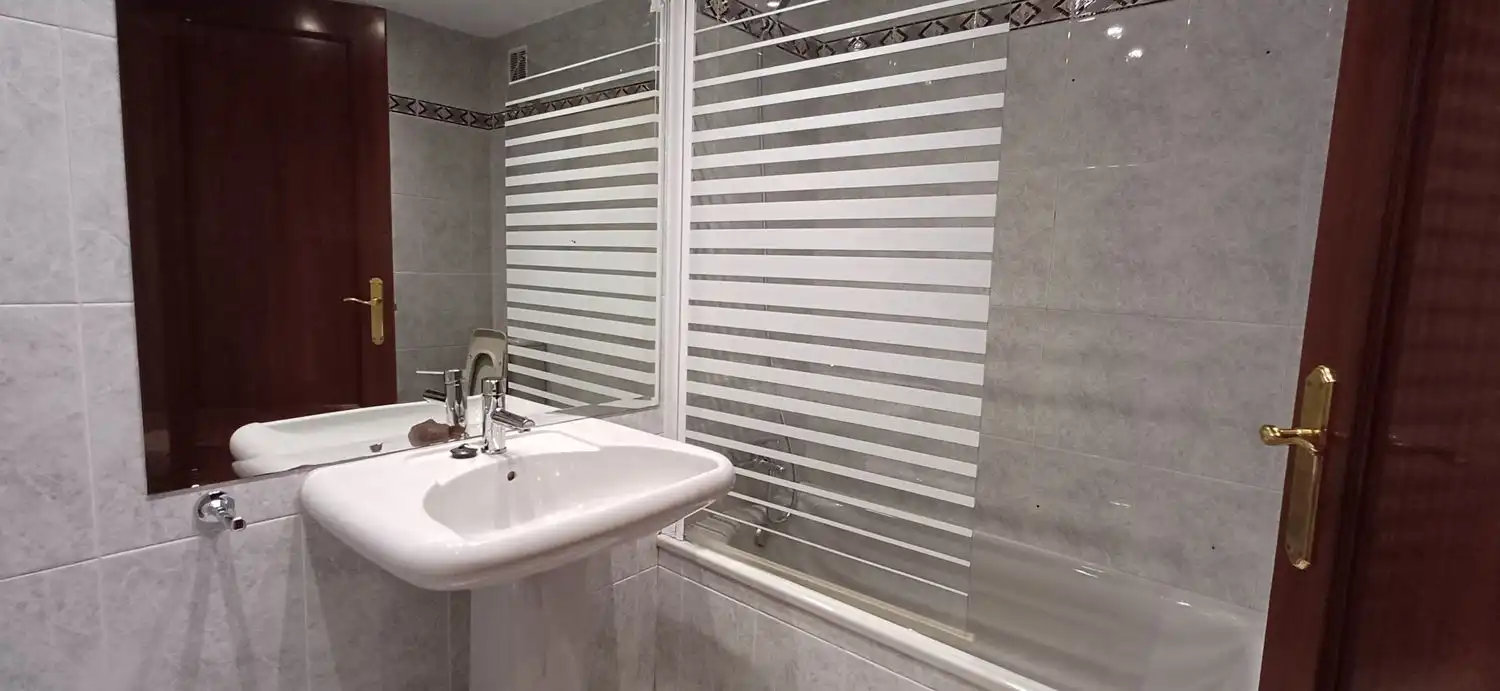 Badezimmer von Wohnung zur Miete in Gijón  mit Heizung, Abstellraum und Schwimmbad