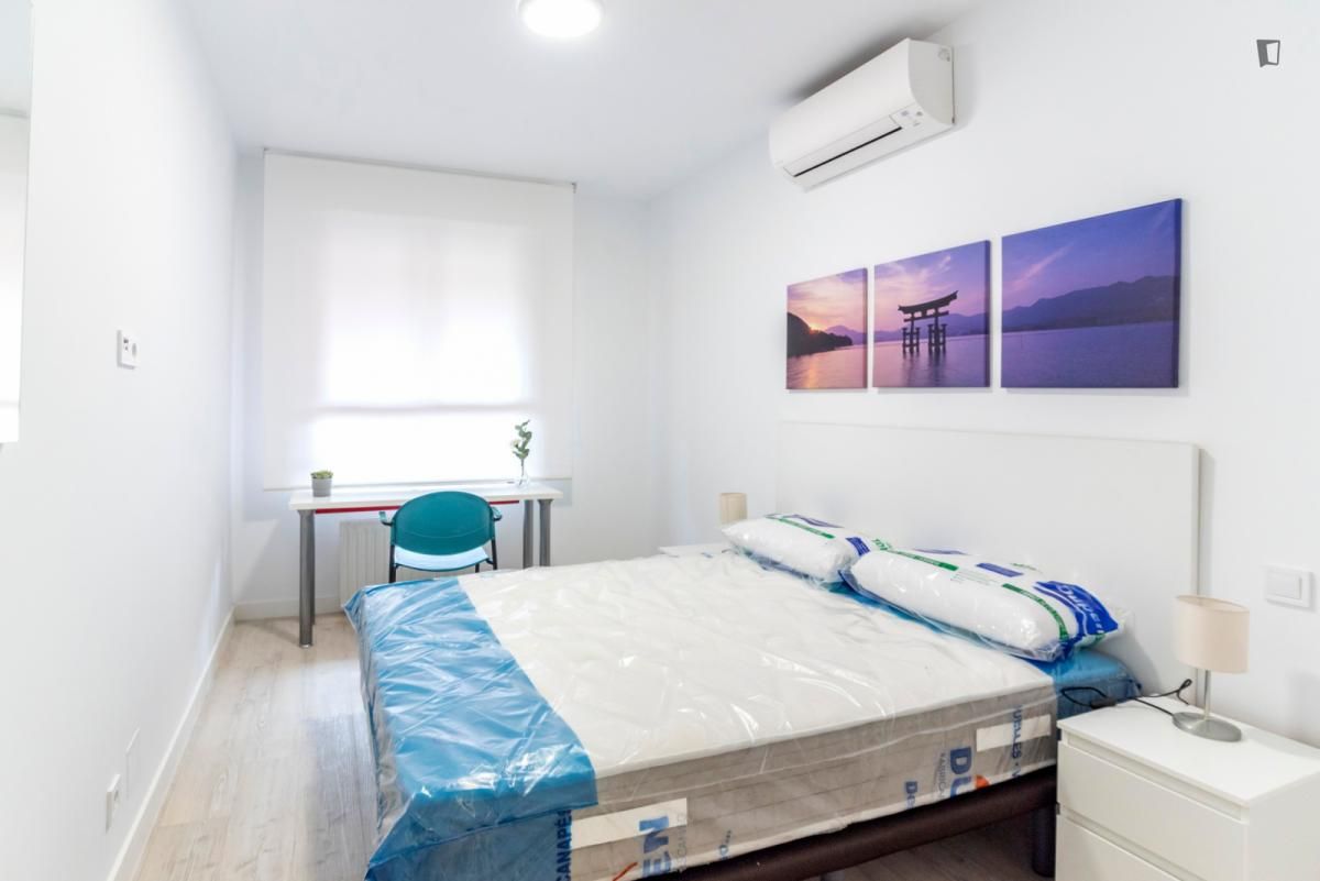 Bedroom of Apartment to share in  Madrid Capital  with Air Conditioner, Heating and Furnished