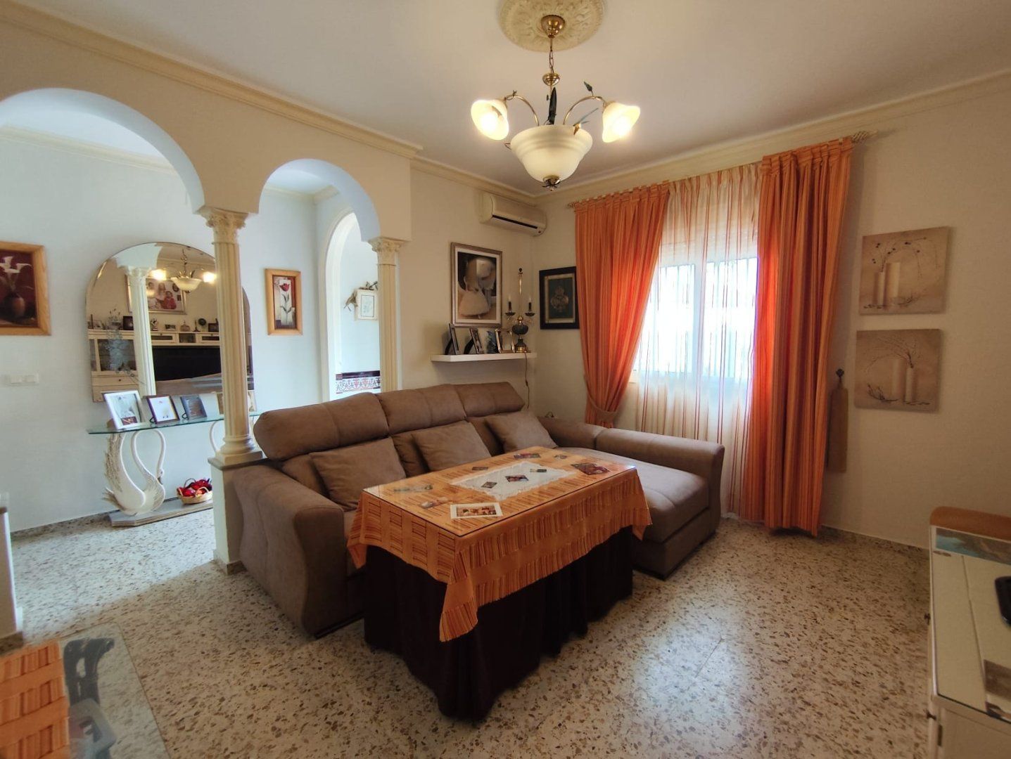 Sala d'estar de Casa adosada en venda en Hinojos amb Aire condicionat i Moblat