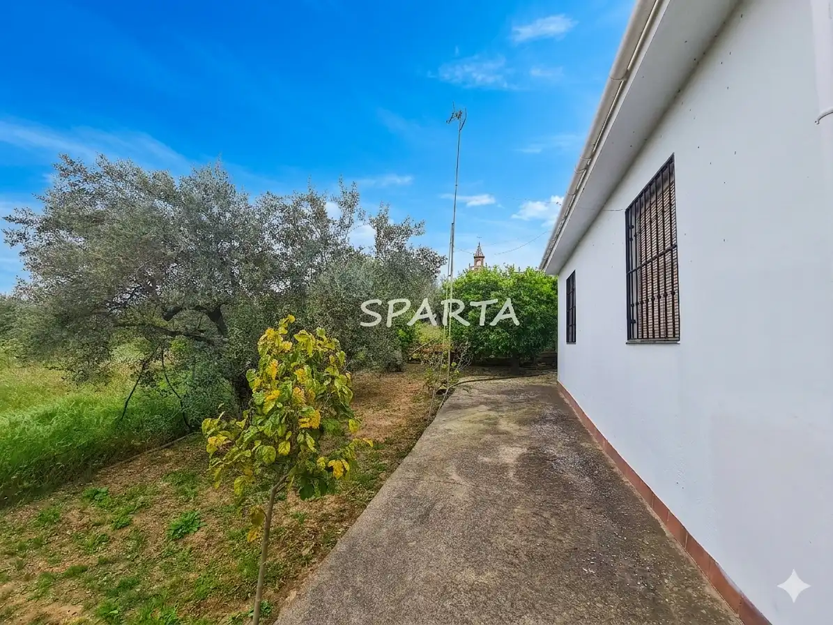 Country house zum Verkauf in Sanlúcar la Mayor mit Privatgarten, Schwimmbad und Ofen