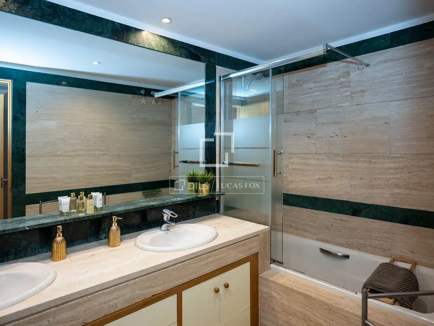 Bathroom of Flat for rent in Madrid  with Air Conditioner, Heating and Private garden