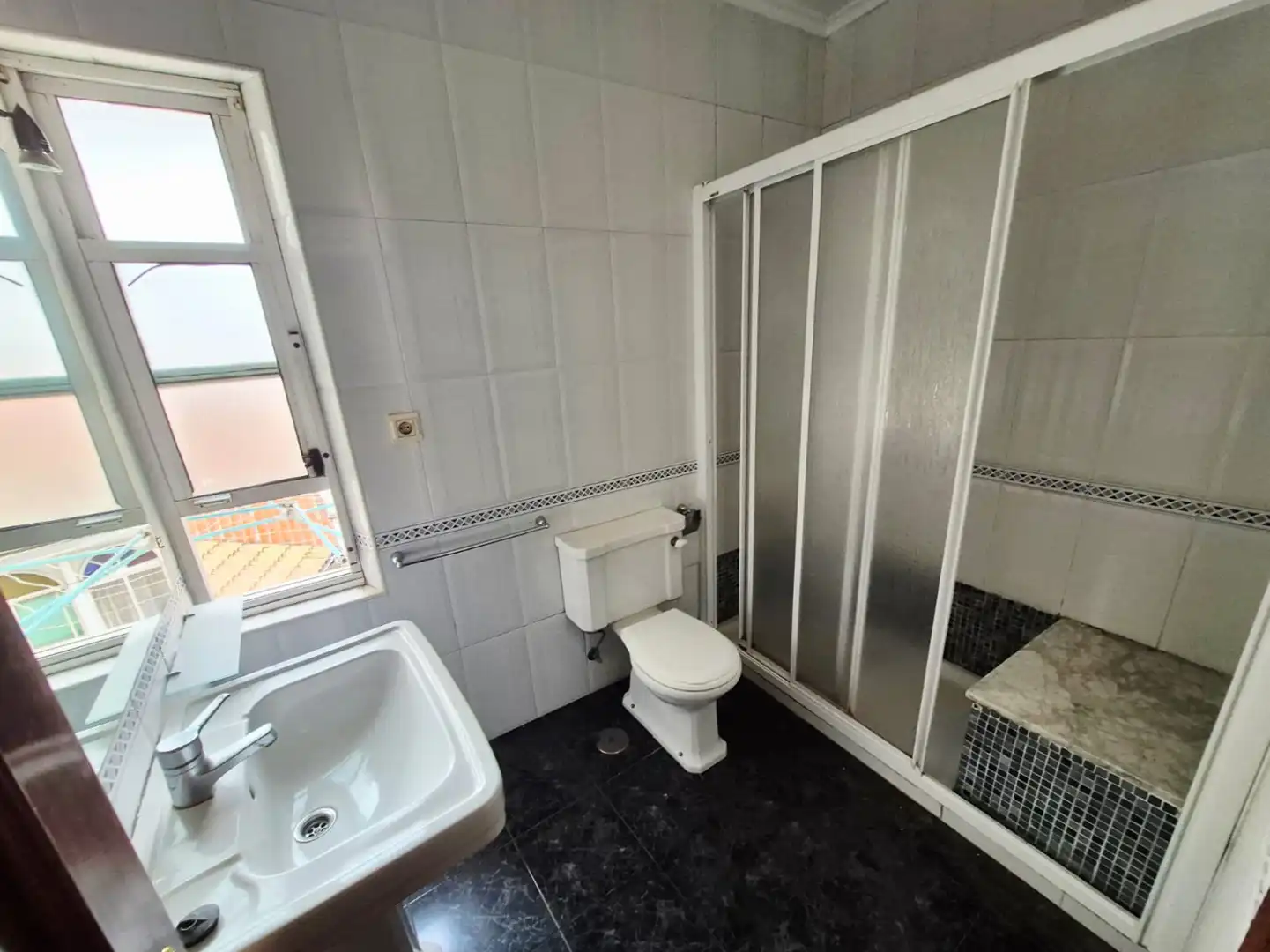 Baño de Piso en venta en Avilés con Calefacción, Parquet y Trastero