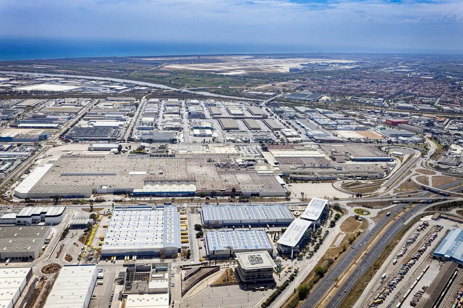 Vista exterior de Nave industrial de alquiler en Castelldefels con Alarma
