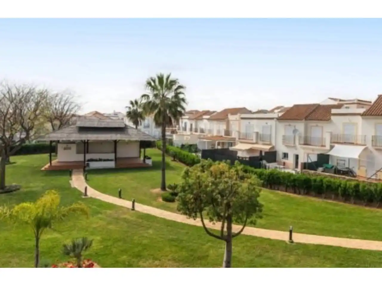 Vista exterior de Casa adosada en venda en Ayamonte amb Aire condicionat, Terrassa i Moblat