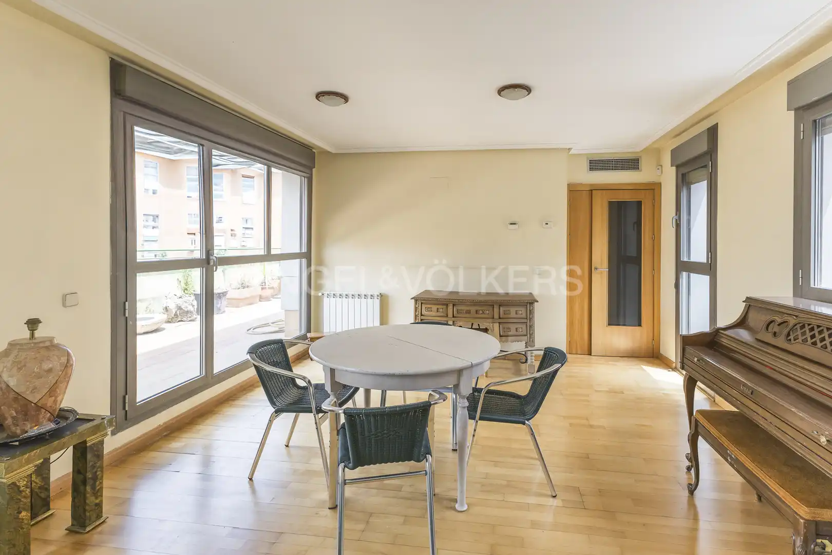 Vista exterior de Ático en venta en Madrid con Calefacción y Terraza
