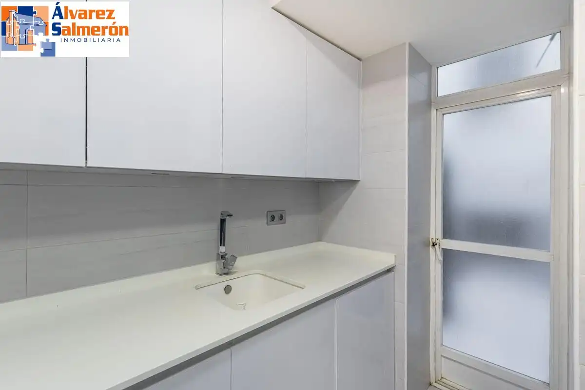 Cocina de Piso en venta en Granada con Calefacción y Trastero
