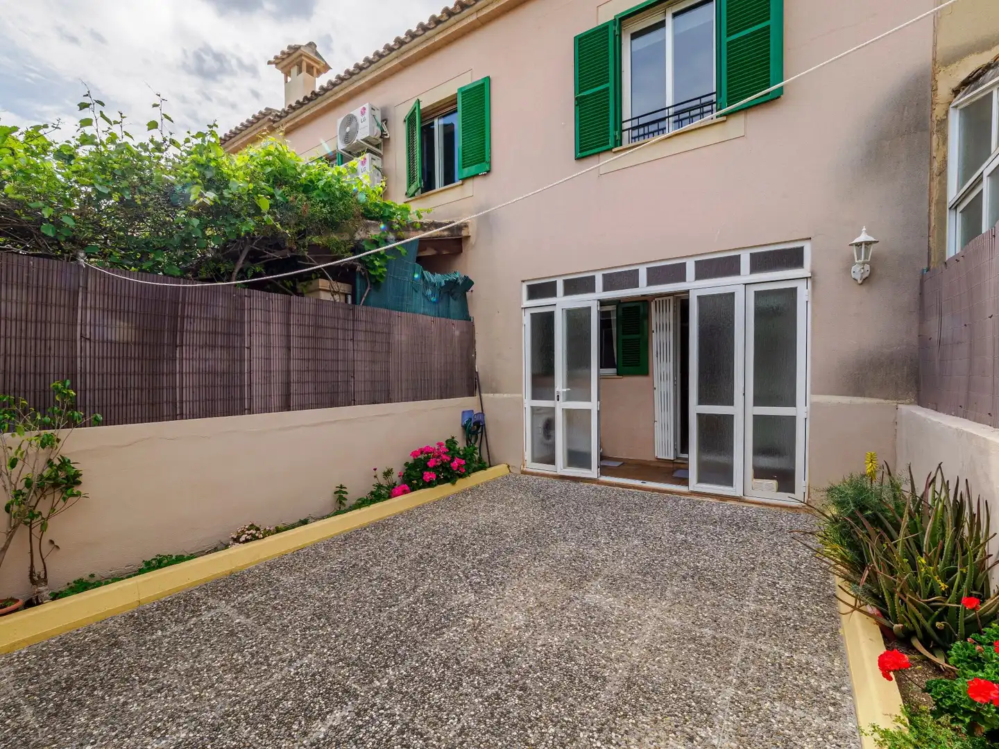 Vista exterior de Casa o xalet en venda en Marratxí amb Aire condicionat, Calefacció i Jardí privat