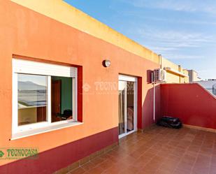 Vista exterior de Pis en venda en Roquetas de Mar amb Aire condicionat, Terrassa i Piscina comunitària