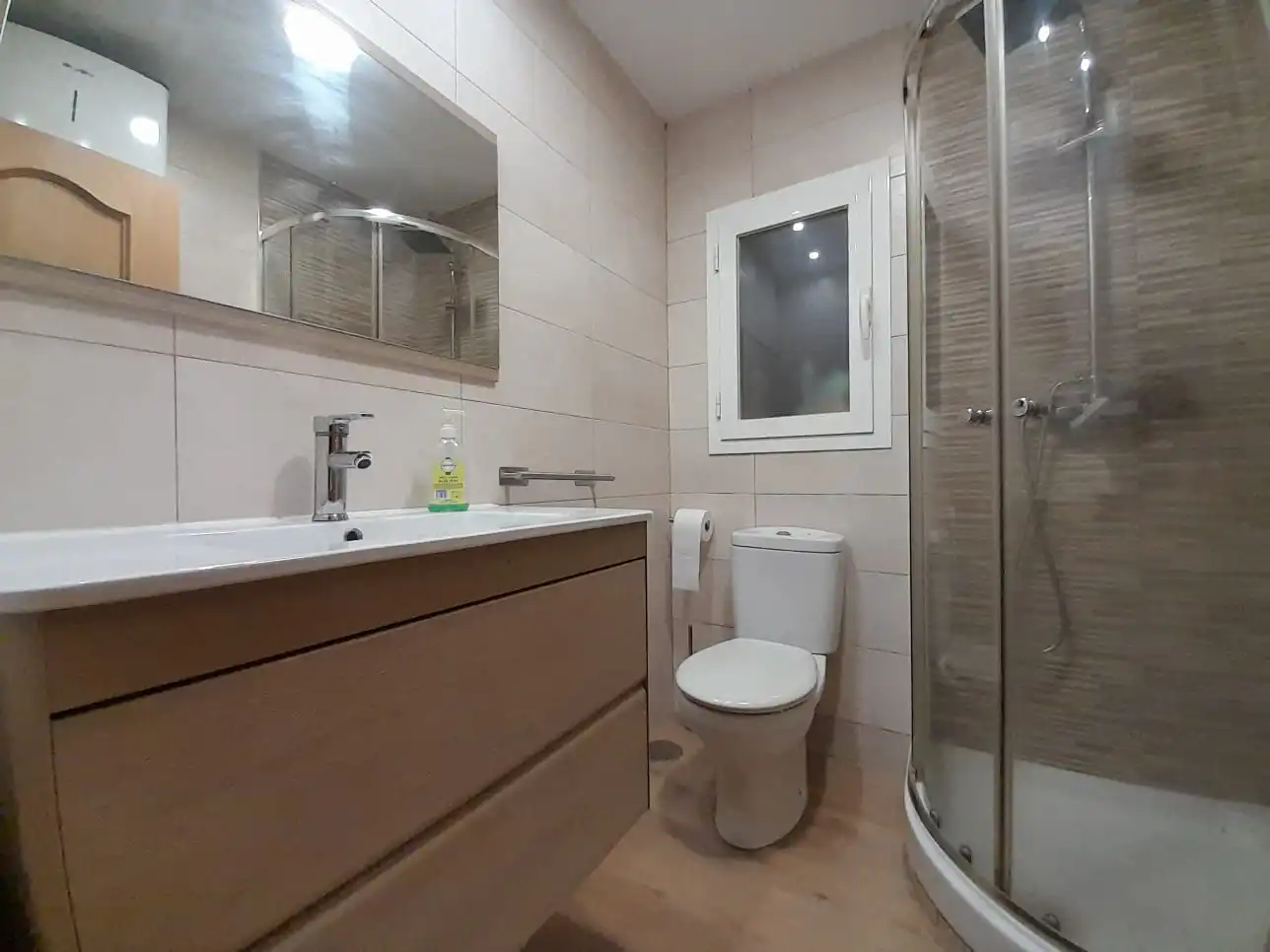 Bathroom of Flat for sale in Madrid  with Air Conditioner and Parquet flooring