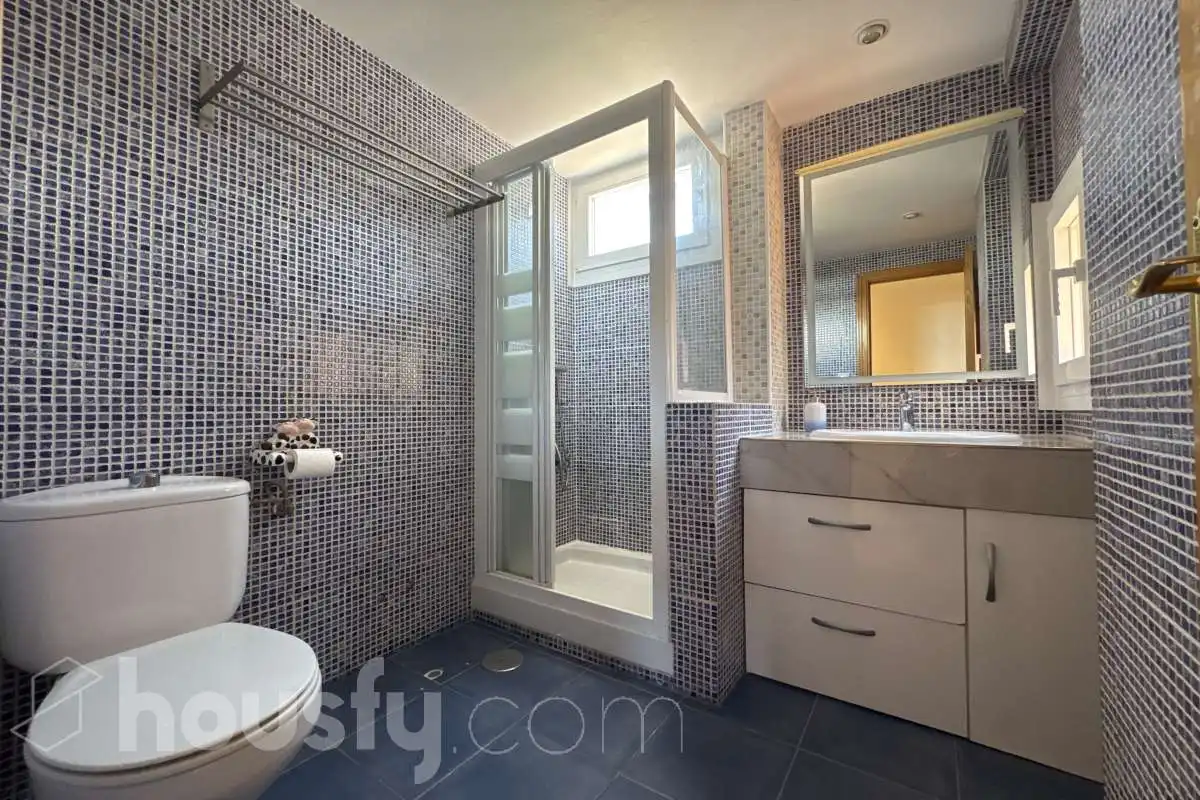Bathroom of Flat for rent in Madrid  with Air Conditioner, Heating and Parquet flooring