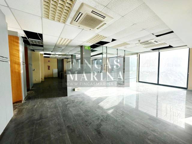 Local comercial en Alquiler en De Blas Infante en Can Vinader