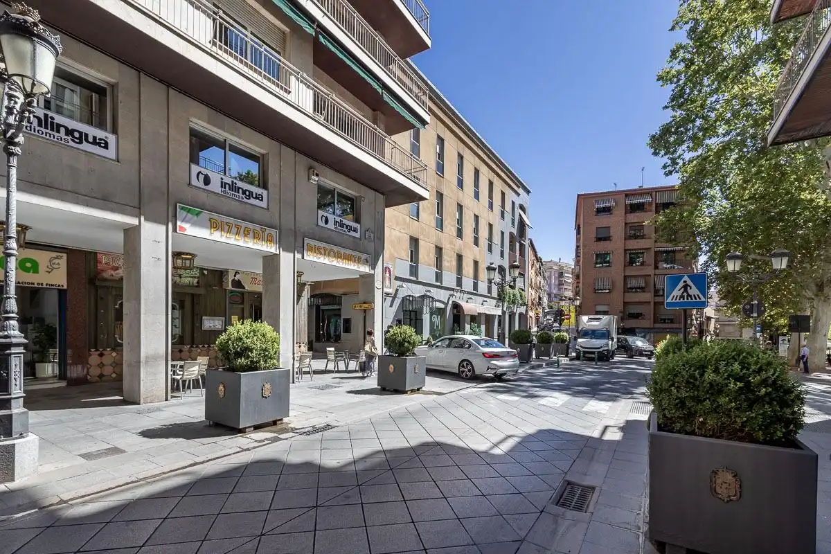Vista exterior de Local en venta en  Granada Capital