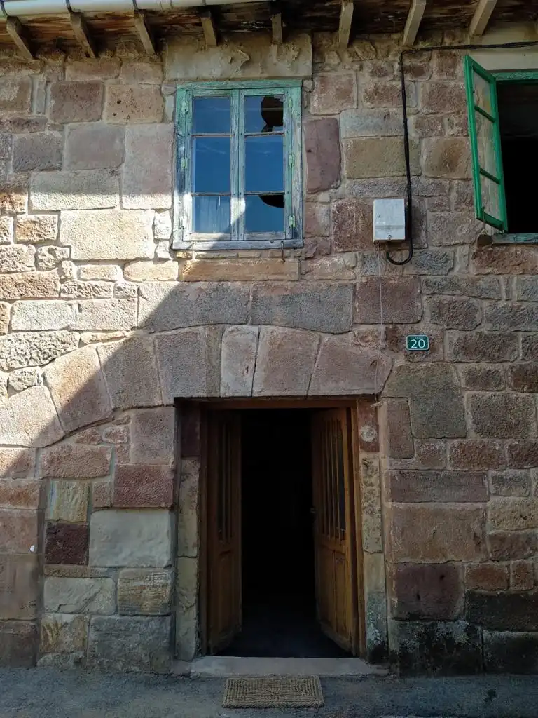 Vista exterior de Casa adosada en venda en Valderredible amb Jardí privat, Terrassa i Traster