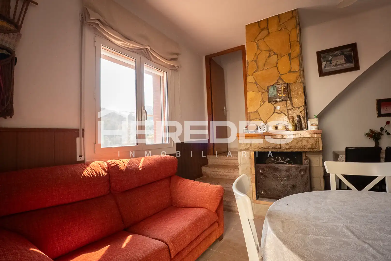 Sala d'estar de Casa o xalet en venda en Torrelles de Llobregat amb Jardí privat, Terrassa i Moblat
