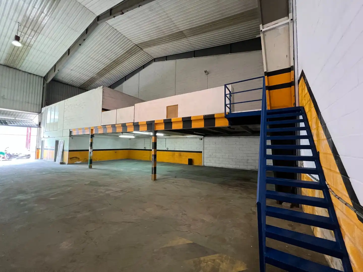 Industrial buildings for rent in Padrón