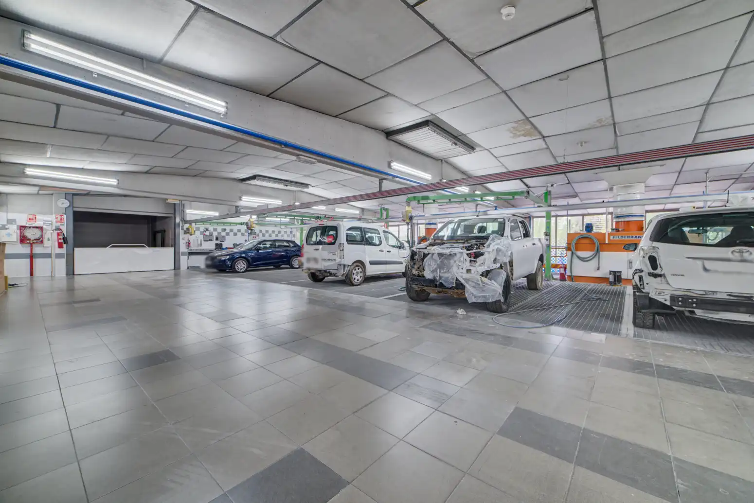 Parkplatz von Fabrikhallen zum Verkauf in Berriozar