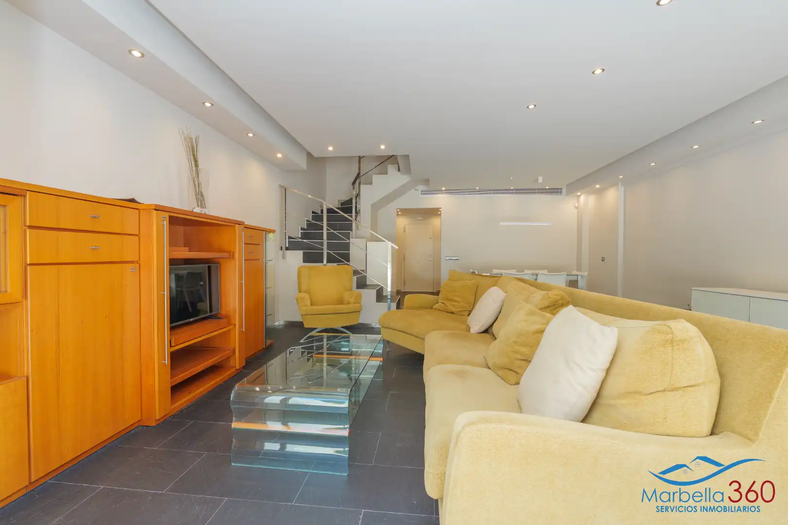 Sala d'estar de Casa adosada en venda en Marbella amb Aire condicionat, Calefacció i Terrassa