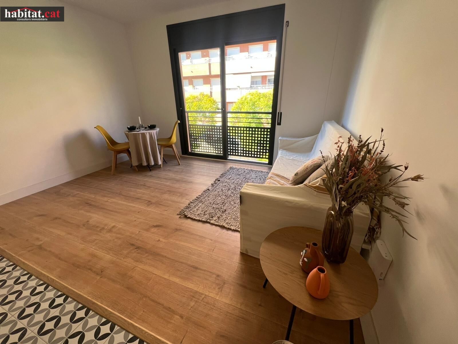 Sala d'estar de Àtic en venda en Vilanova i la Geltrú amb Parquet, Terrassa i Balcó