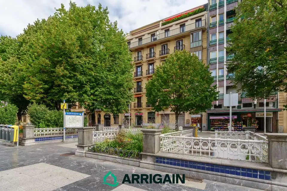Vista exterior de Pis en venda en Donostia - San Sebastián  amb Balcó