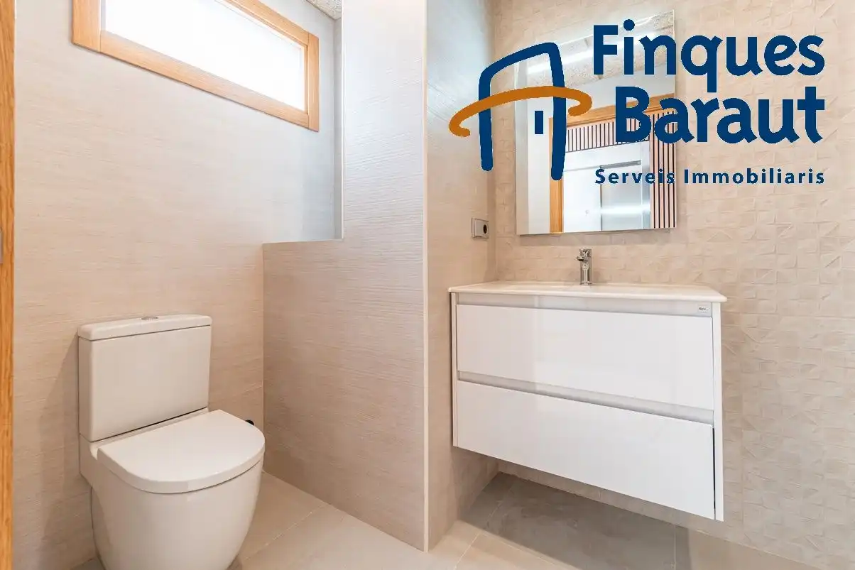 Bathroom of Houses for sale in Figueres  with Air Conditioner, Heating and Private garden