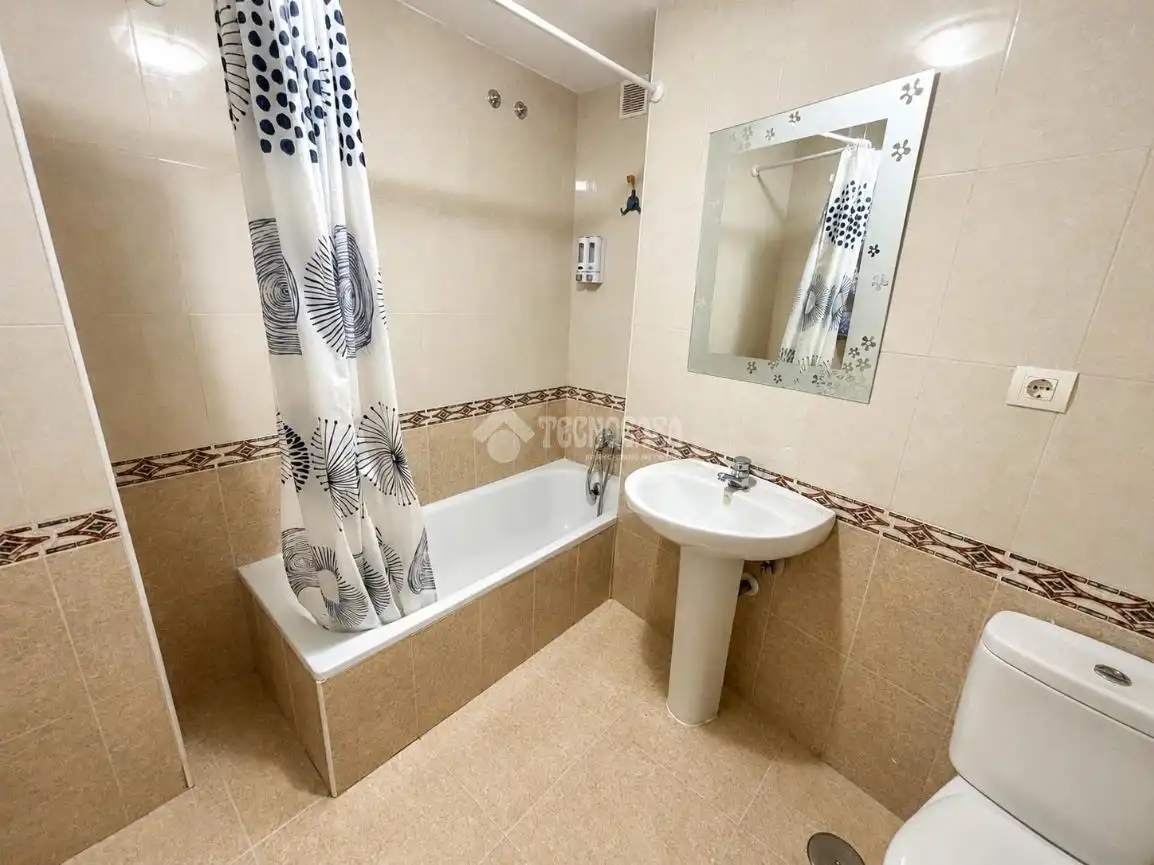 Bathroom of Flat for sale in Benalmádena