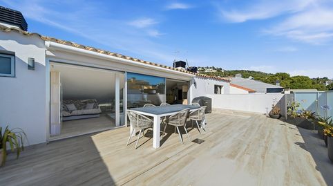 Ático dúplex contemporáneo con terraza y vista parcial al mar en Roses