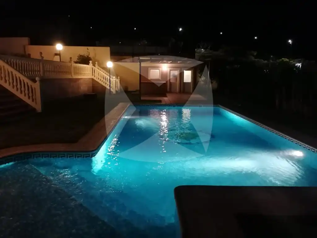 Piscina de Casa o xalet en venda en Badajoz amb Aire condicionat, Calefacció i Jardí privat