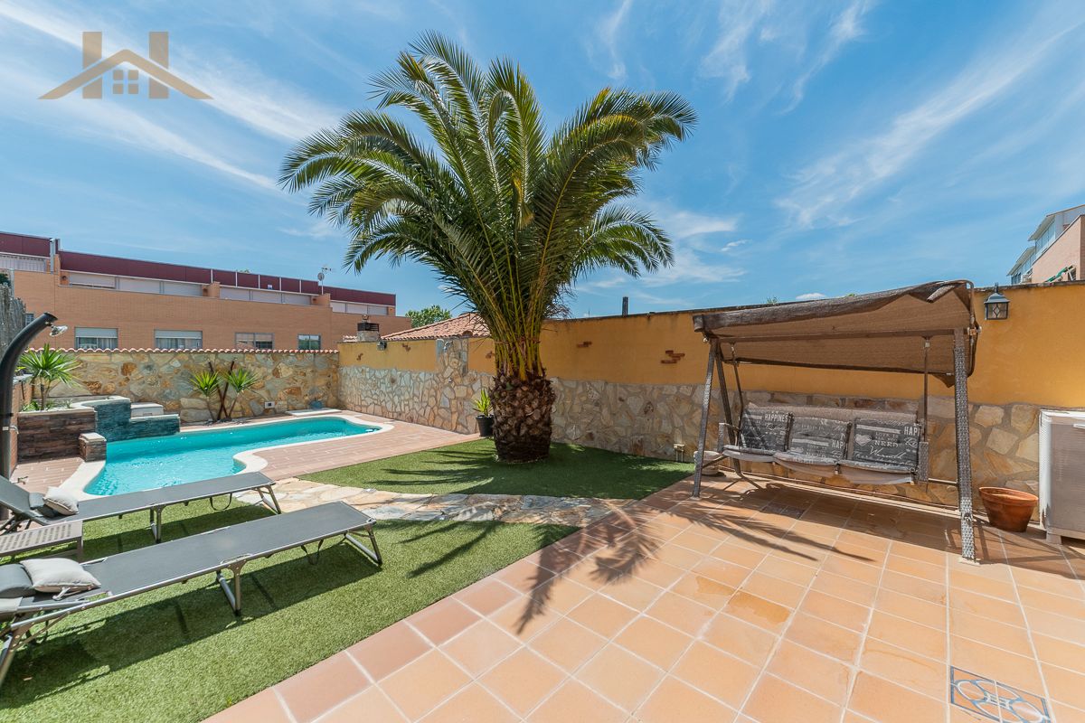Piscina de Casa adosada en venda en Arroyomolinos (Madrid) amb Aire condicionat, Jardí privat i Terrassa